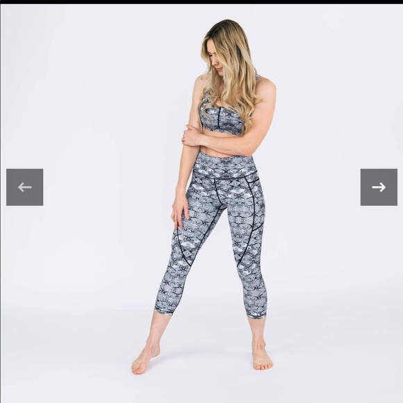ZYIA Pants - NEW ZYIA Cobra Metallic Light n Tight Capri